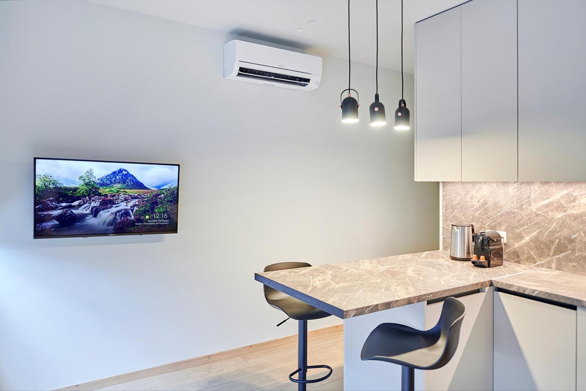 City-Center Apartment In Vibrant Monastiraki, アテネ エクステリア 写真
